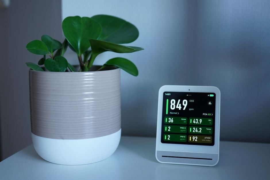 Smart air quality monitor showing PM2.5 and CO2 levels used to calibrate an air purifier's auto mode