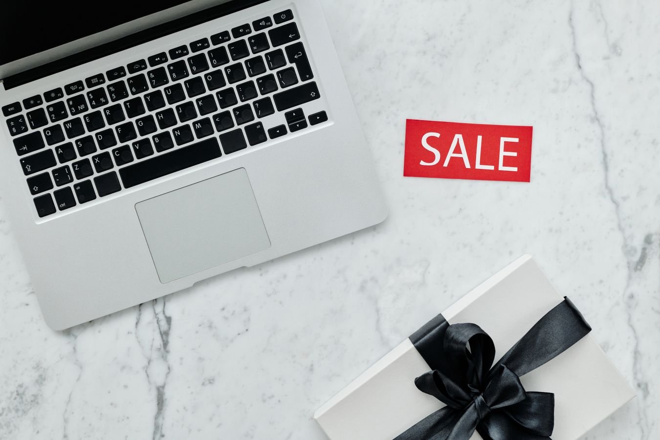 Laptop with discount tags representing browser extension coupon savings