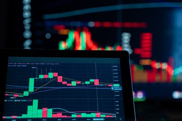 Trader comparing isolated margin and cross margin risk on a crypto futures chart