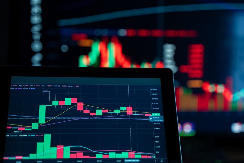 Trader comparing isolated margin and cross margin risk on a crypto futures chart