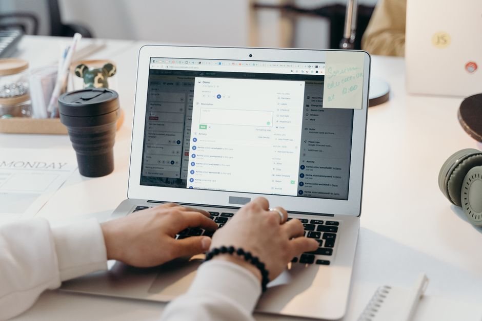Fixing Outlook email not syncing on a laptop 2026