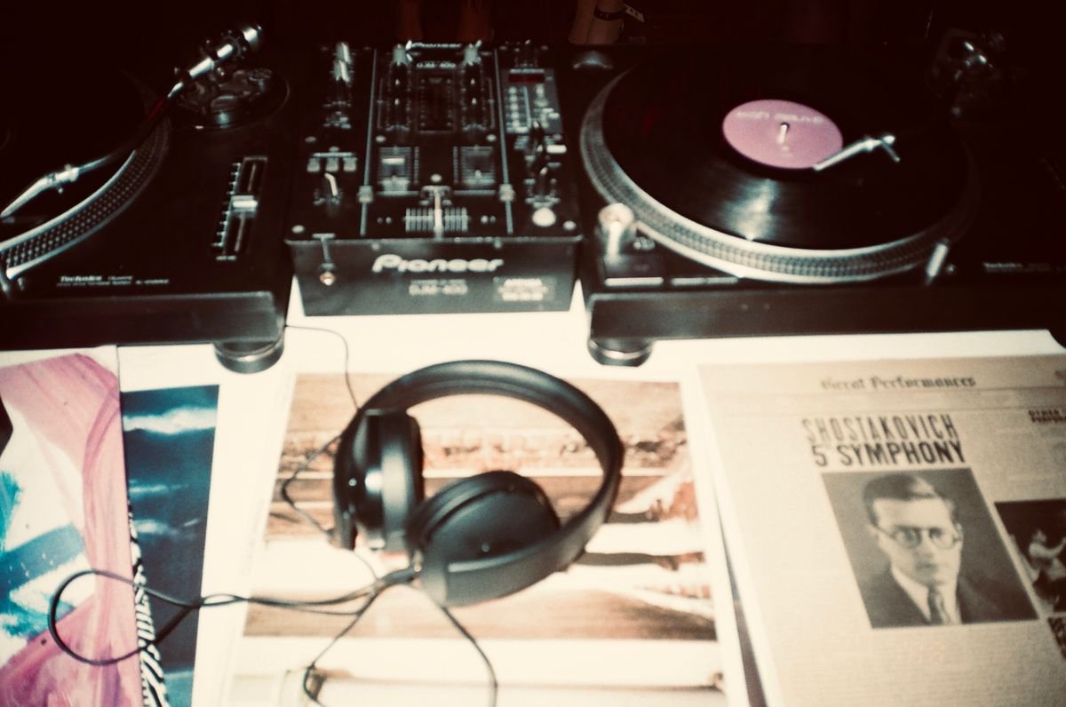 Close-up of a turntable and headphones representing music chart tracking