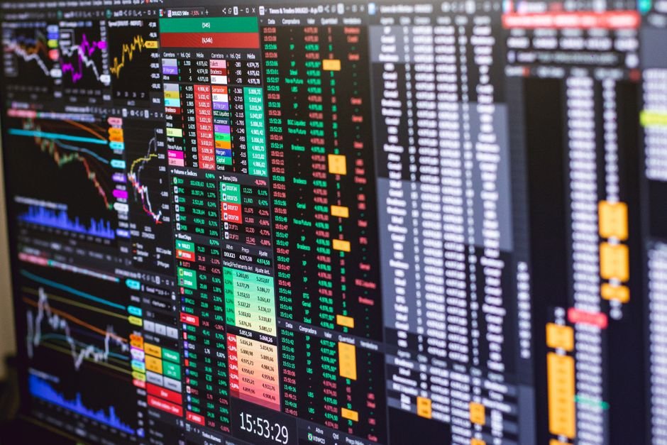 Trading screen showing a sharp share price decline after an earnings release