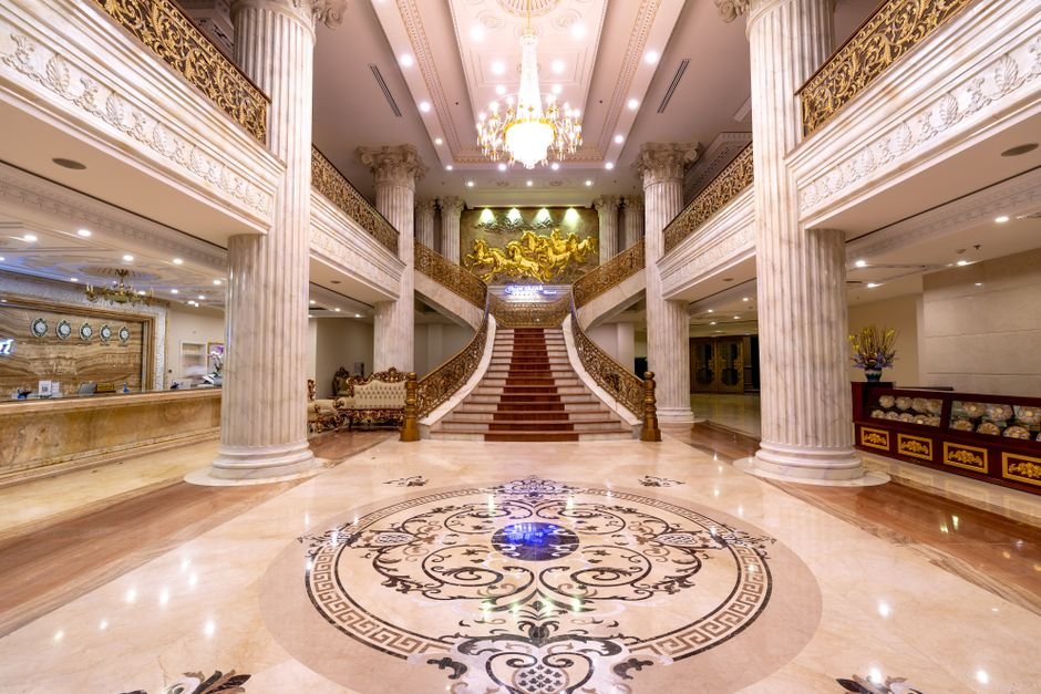Elegant hotel lobby interior, representing the luxury hotel chain Cheon Yeo-ri runs in Spooky in Love