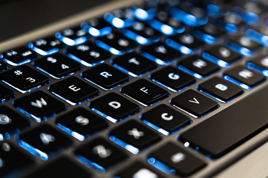 Close-up of a laptop keyboard representing a Windows 11 PC affected by the KB5121003 update