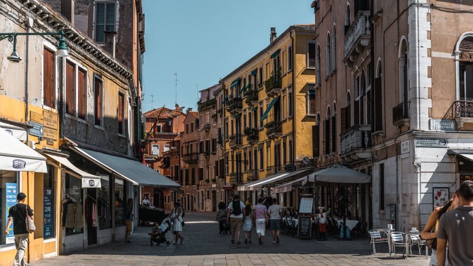 Charming street scene in Venice, Italy representing life as a digital nomad in Italy