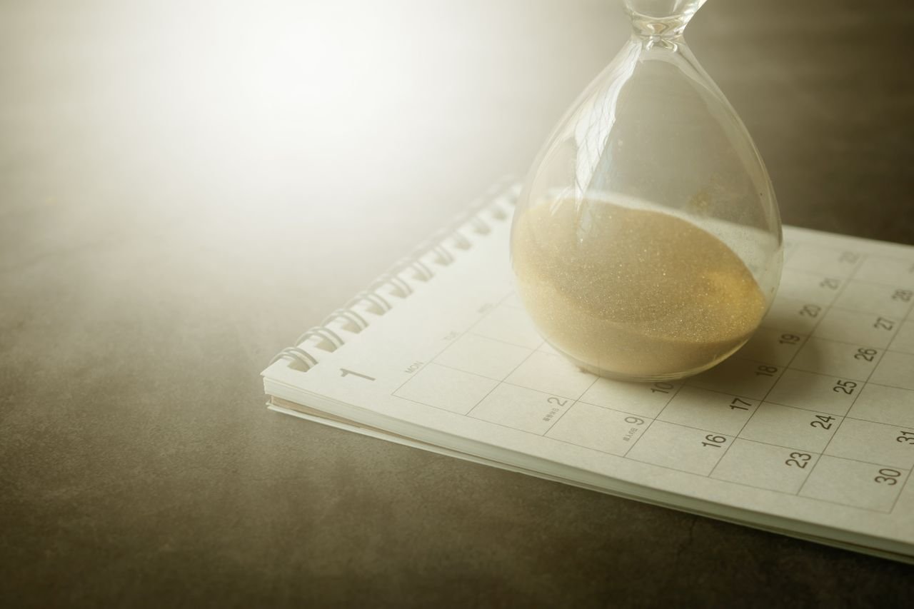 Hourglass on a calendar, representing the October 20 and October 28 Binance delisting cutoffs