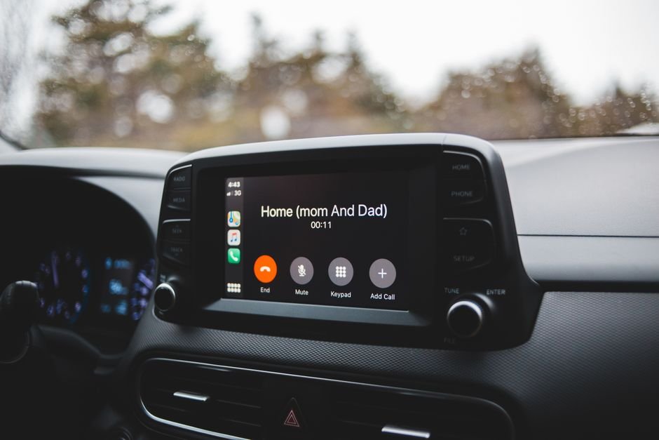 Car multimedia screen showing hands-free voice features