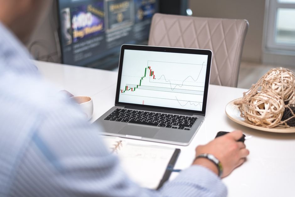 Trader comparing expected and received futures fee rebates on a laptop