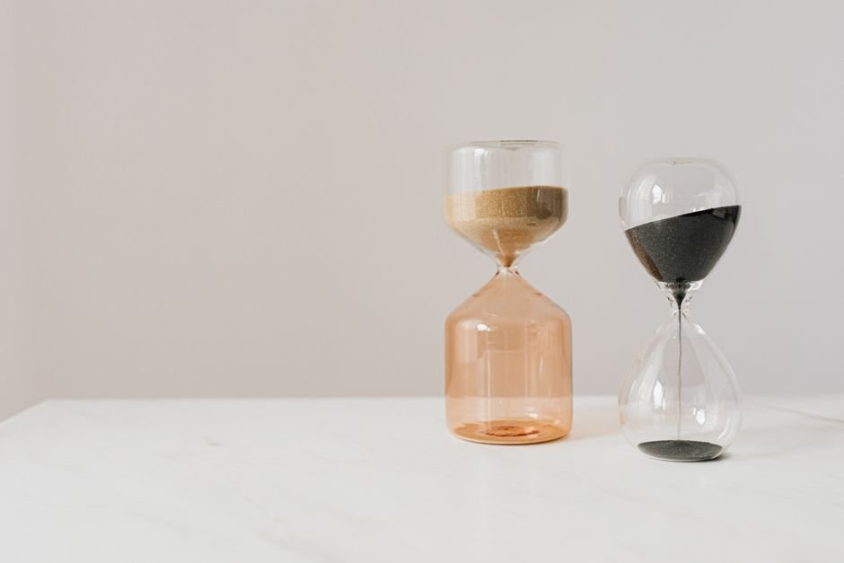 Hourglass representing funding payments that accrue every eight hours