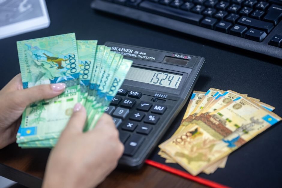 Calculator and currency notes on a desk