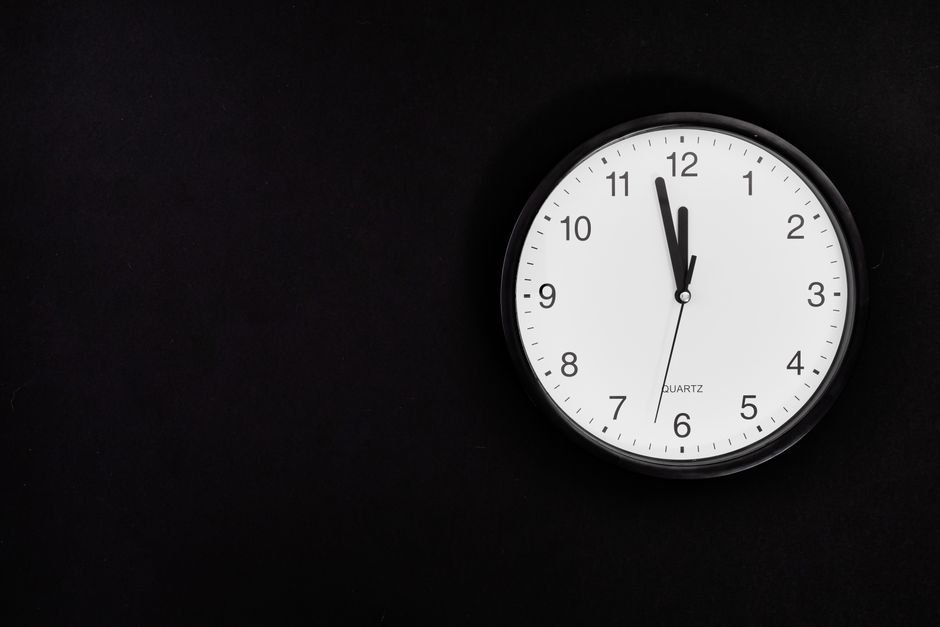 Clock face representing a delisting deadline