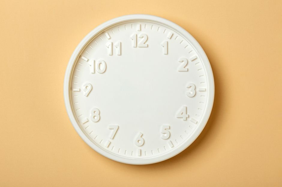 Clock and calendar representing exchange withdrawal deadlines