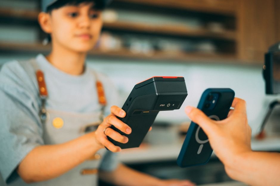 Contactless smartphone payment at a card reader